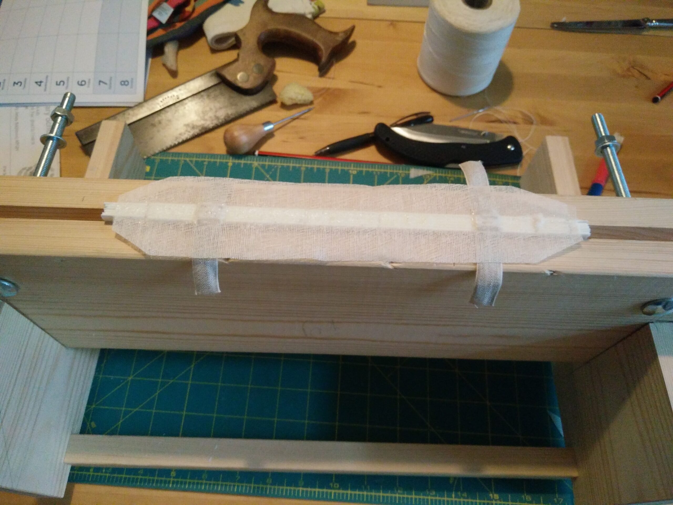 Bookbinding: glueing the spine